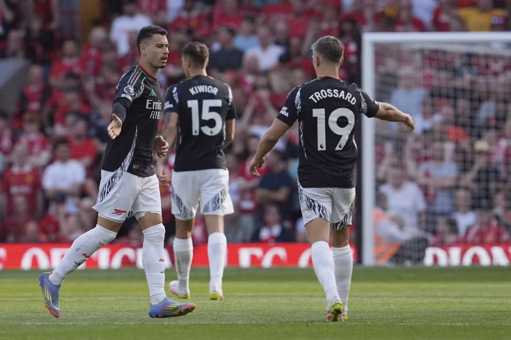 Liverpool và Arsenal bất phân thắng bại ảnh 32