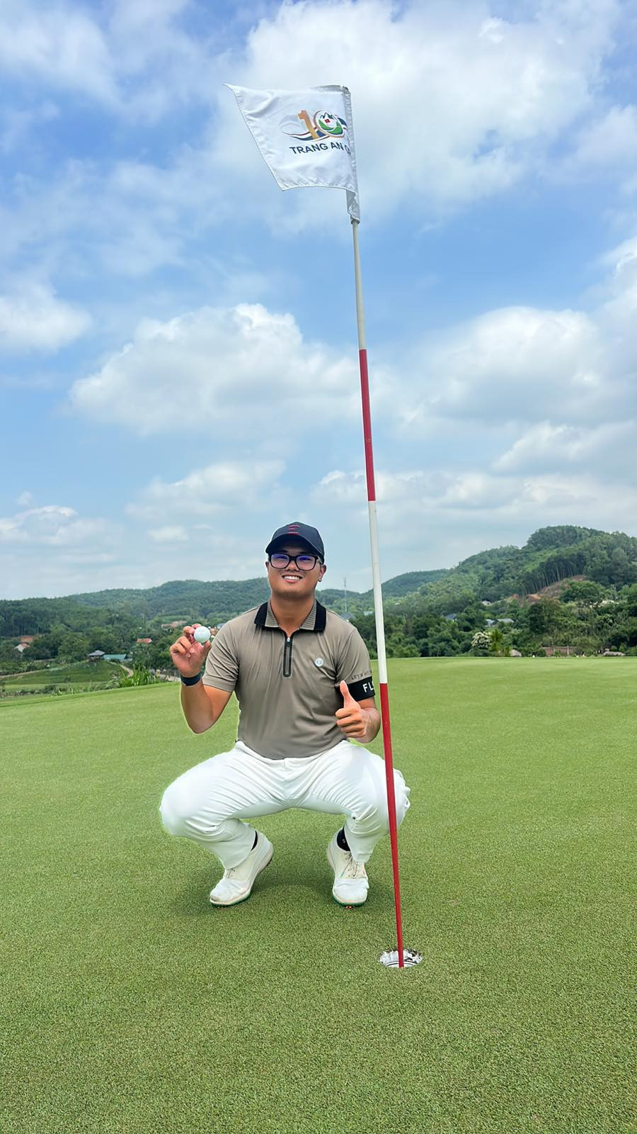 Nguyễn Nhất Long với cú albatross "để đời" trên sân Trang An Golf & Resort. Nguyễn Nhất Long với cú albatross "để đời" trên sân Trang An Golf & Resort.