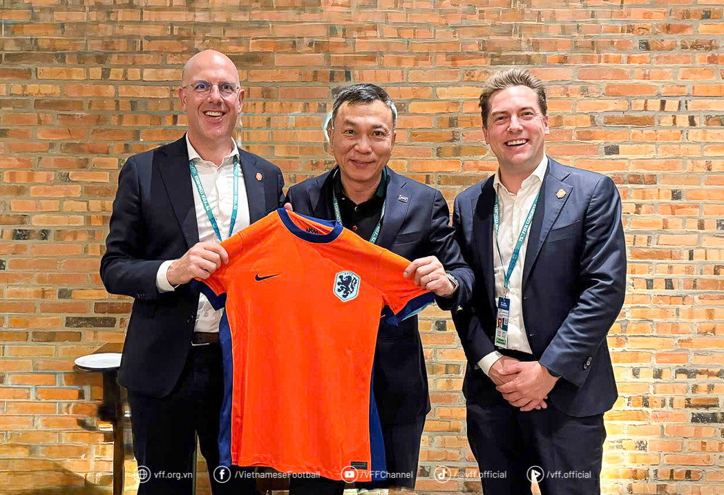 Chủ tịch VFF Trần Quốc Tuấn và TTK LĐBĐ Hà Lan Gijs de Jong (trái).