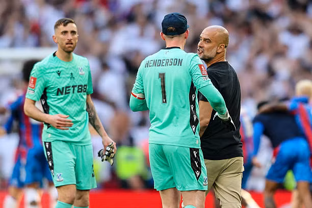 HLV Guardiola và Henderson tranh cãi khi trận đấu kết thúc. HLV Guardiola và Henderson tranh cãi khi trận đấu kết thúc.
