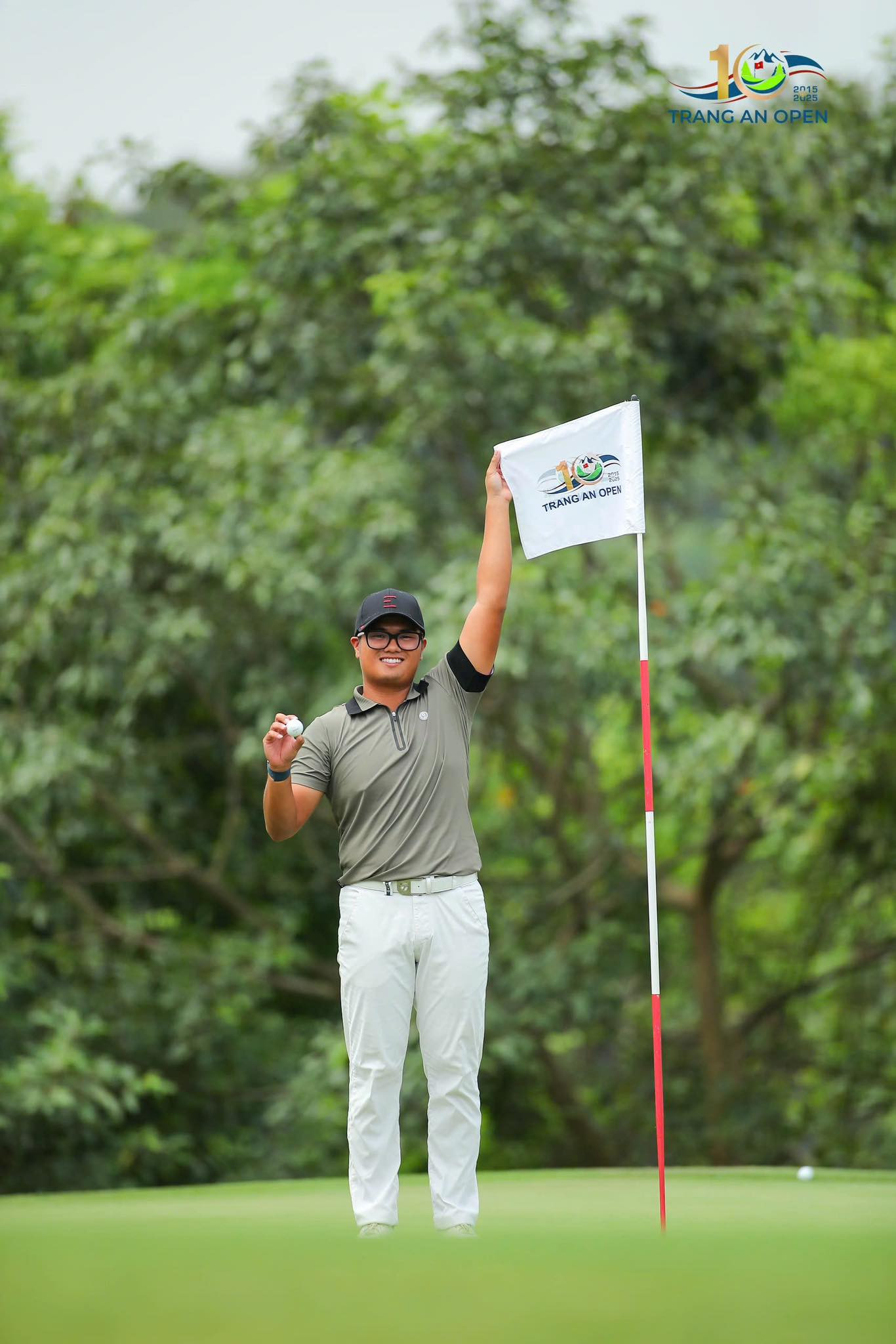 Nguyễn Nhất Long với cú albatross "để đời" trên sân Trang An Golf & Resort. Nguyễn Nhất Long với cú albatross "để đời" trên sân Trang An Golf & Resort.