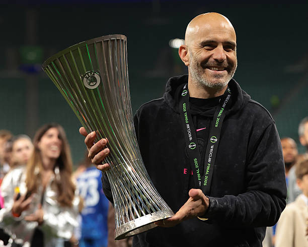 HLV Enzo Maresca có danh hiệu đầu tiên với Chelsea.