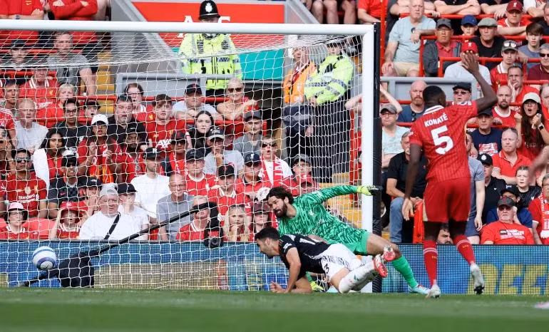 Liverpool và Arsenal bất phân thắng bại ảnh 34