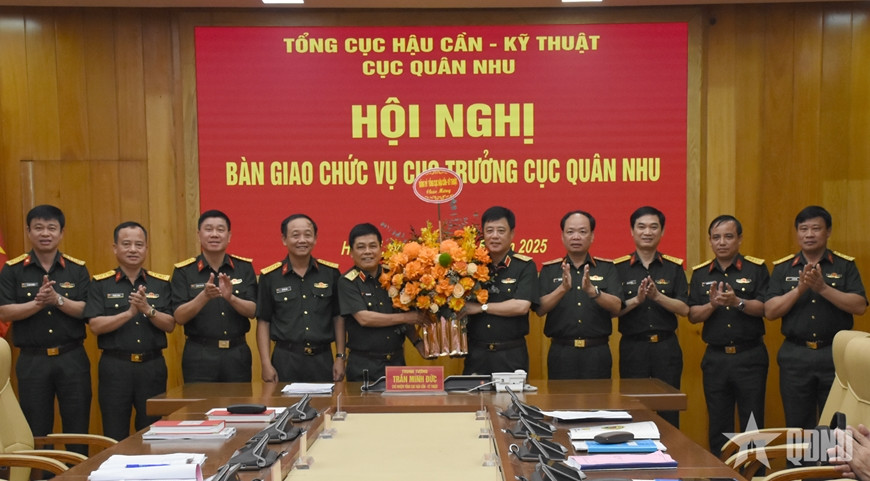 Trung tướng Trần Minh Đức và các đồng chí chỉ huy Cục Quân nhu chúc mừng Thiếu tướng An Phương Nam đã hoàn thành xuất sắc nhiệm vụ được Đảng, Nhà nước, Quân đội, Tổng cục Hậu cần - Kỹ thuật giao phó.