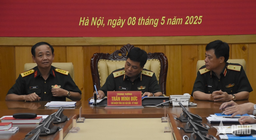 Trung tướng Trần Minh Đức ký xác nhận biên bản bàn giao.