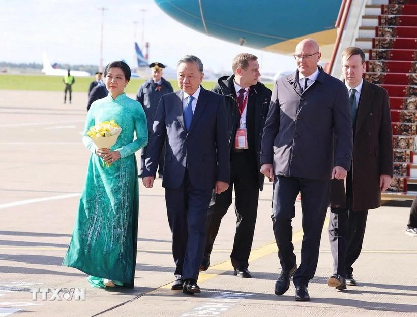 Tổng Bí thư Tô Lâm và Phu nhân đến thủ đô Moskva, bắt đầu chuyến thăm chính thức Liên bang Nga và dự Lễ kỷ niệm 80 năm Ngày Chiến thắng trong chiến tranh Vệ quốc vĩ đại. (Ảnh: Thống Nhất/TTXVN).