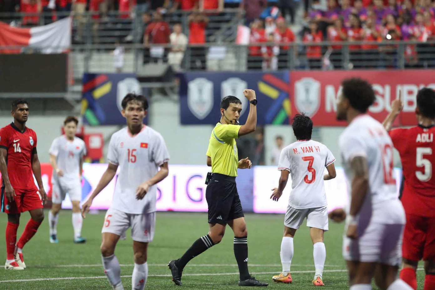 Trọng tài Kim Woo-sung. Trọng tài Kim Woo-sung.