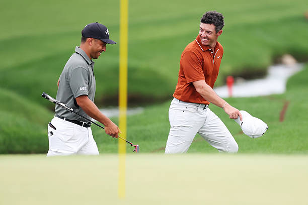 Rory McIlroy và Schauffele vừa đủ điểm đi tiếp. Rory McIlroy và Schauffele vừa đủ điểm đi tiếp.