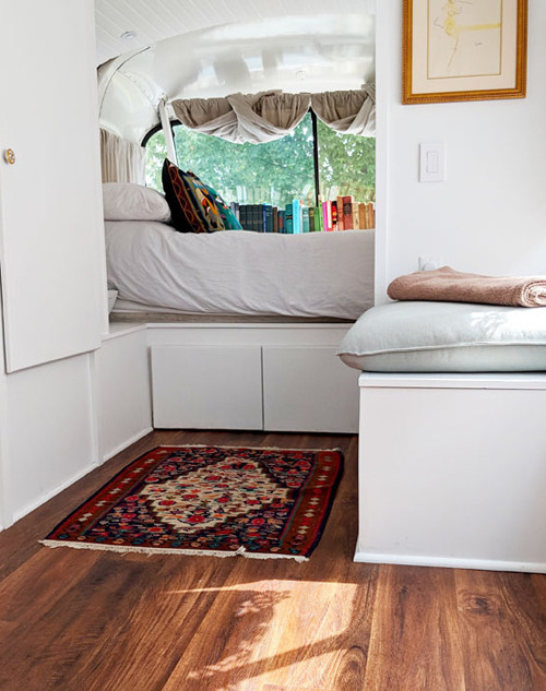 Cô gái biến xe buýt cũ kỹ thành ngôi nhà đẹp long lanh ảnh 8