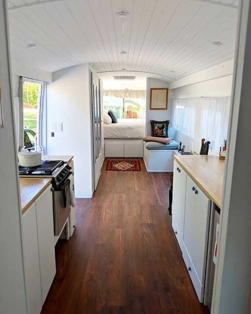 Cô gái biến xe buýt cũ kỹ thành ngôi nhà đẹp long lanh ảnh 4