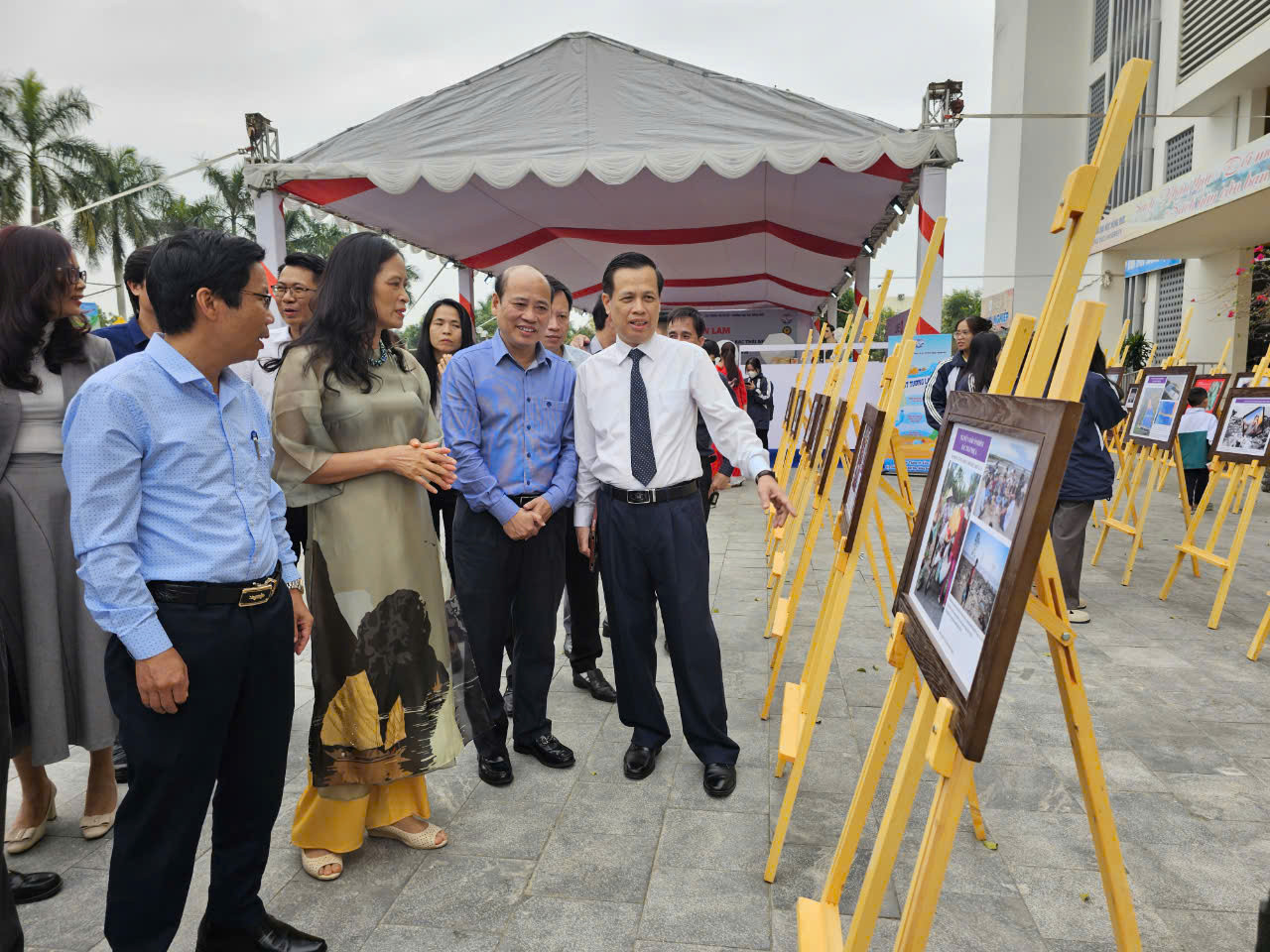 Các đại biểu tham quan triển lãm Các đại biểu tham quan triển lãm