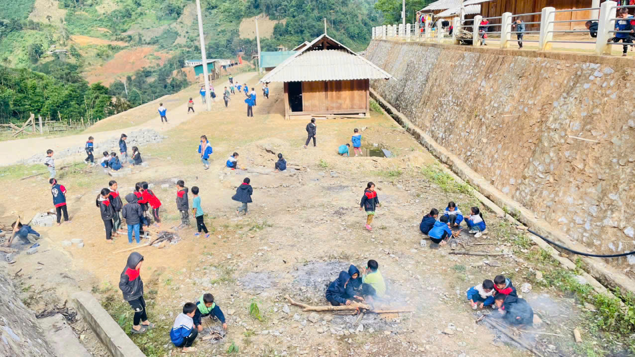 Điểm trường bản Ón có 90 học sinh, phần lớn đều thuộc gia đình hộ nghèo, cận nghèo