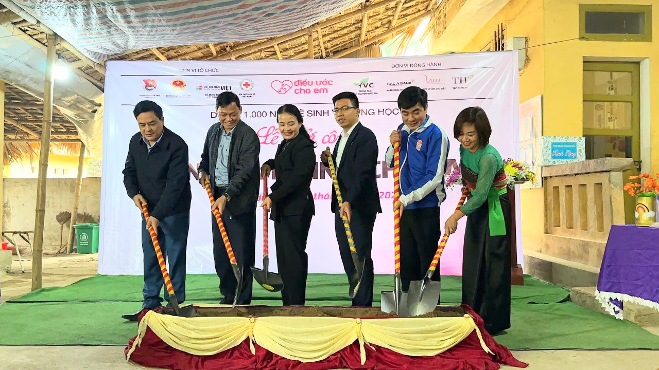 Các đại biểu thực hiện nghi thức khởi công công trình nhà vệ sinh cho em tại trường mầm non Sỏi – Bìn, thị trấn Sơn Lư, huyện Quan Sơn (Thanh Hóa).