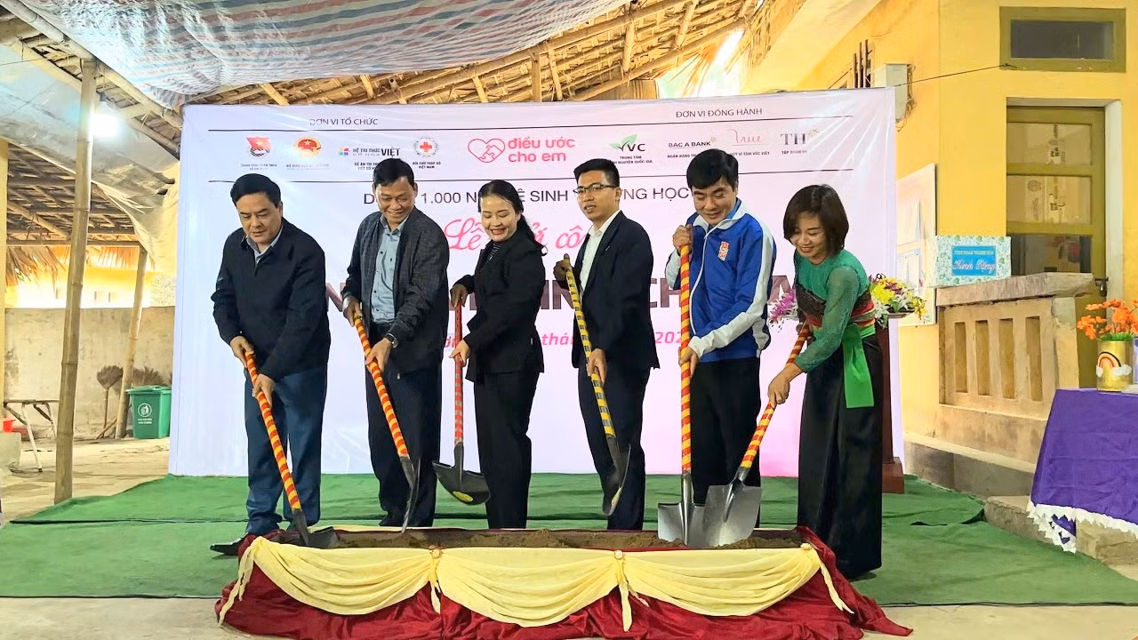 Các đại biểu thực hiện nghi thức khởi công công trình nhà vệ sinh cho em tại trường mầm non Sỏi – Bìn, thị trấn Sơn Lư, huyện Quan Sơn (Thanh Hóa).
