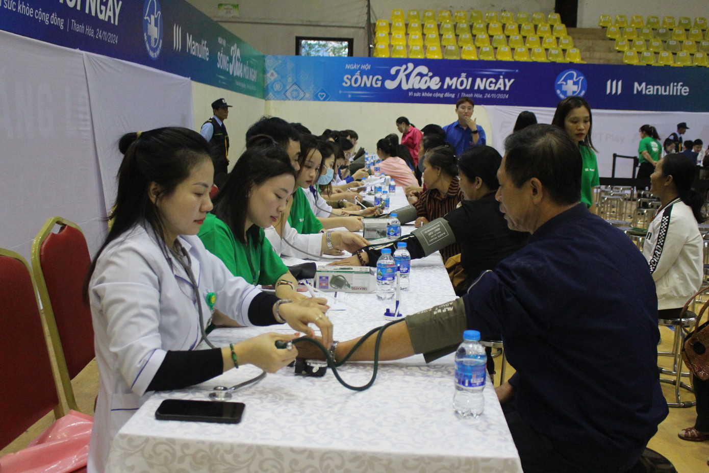 Bác sĩ tận tình thăm khám cho người dân.