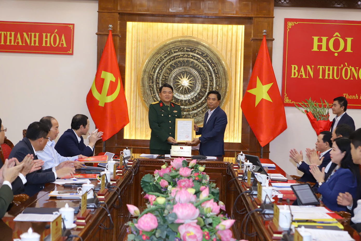 Bí thư Tỉnh ủy Thanh Hóa Nguyễn Doãn Anh trao Quyết định của Ban Bí thư Trung ương Đảng và tặng hoa chúc mừng đồng chí Vũ Văn Tùng. Bí thư Tỉnh ủy Thanh Hóa Nguyễn Doãn Anh trao Quyết định của Ban Bí thư Trung ương Đảng và tặng hoa chúc mừng đồng chí Vũ Văn Tùng.