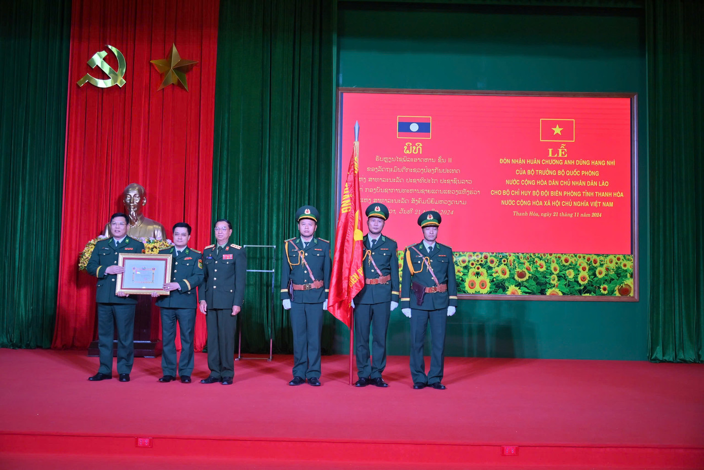 Đại tá Phăn Sỉ Xòn My Xay trao Huân chương Chiến công hạng Nhì của Bộ trưởng Bộ Quốc phòng Lào tặng Bộ Chỉ huy BĐBP tỉnh Thanh Hóa