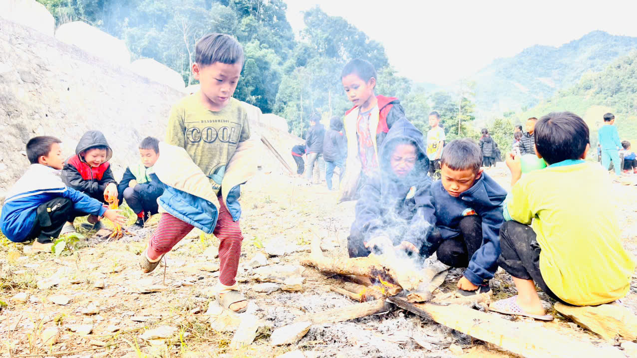 Học sinh nơi đây thành thục nhóm củi để sưởi ấm mỗi khi trời giá rét