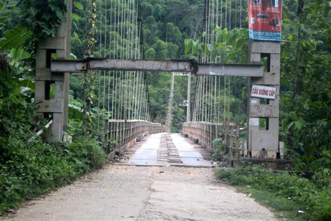 Cây cầu treo Chiềng, xã Phú Sơn, huyện miền núi Quan Hóa được xây dựng bắc qua sông Mã nối Quốc lộ 15 với Trung tâm xã từ năm 2007 nay đã xuống cấp.