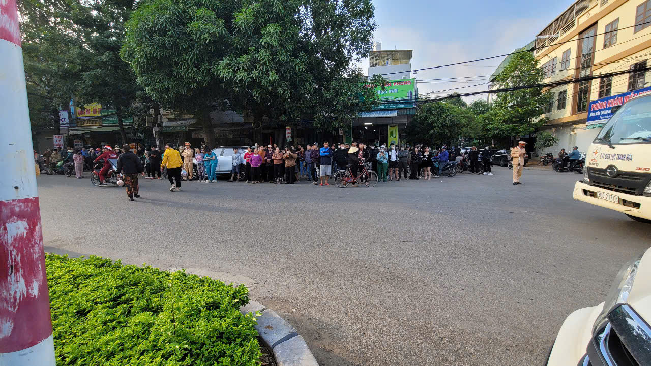 Nhiều người dân tập trung theo dõi sự việc