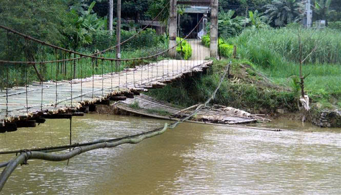 Để khắc phục tạm thời hư hỏng, UBND xã Ban Công, huyện Bá Thước đã vận động người dân quyên góp kinh phí, tre, luồng, công để gia cố cầu treo nối giữa thôn 3 và thôn Chiềng Long, xã Ban Công.