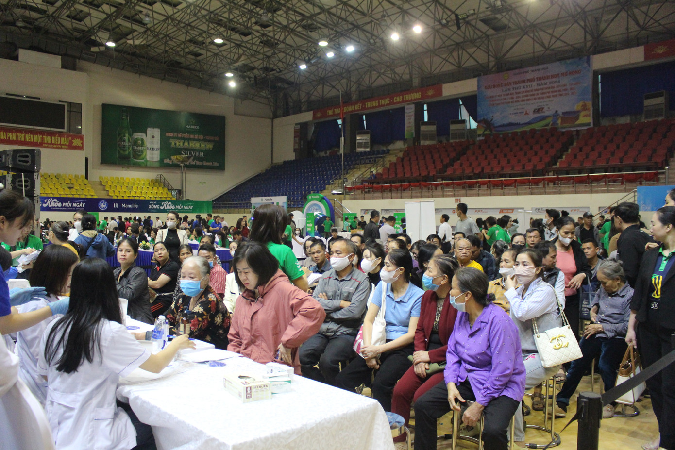 Hơn 1.000 người dân đến thăm khám.