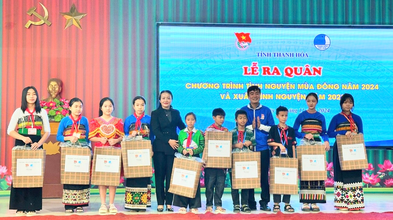 Anh Lê Văn Châu - Bí thư Tỉnh Đoàn Thanh Hóa và chị Lương Thị Hạnh - Bí thư Huyện ủy Quan Sơn trao quà cho học sinh Trường Phổ thông dân tộc nội trú THCS huyện Quan Sơn.