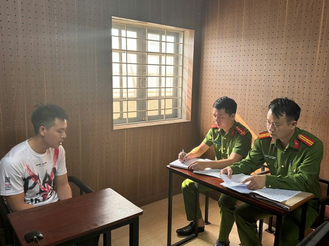 Vũ Huy Hoàng tại cơ quan công an