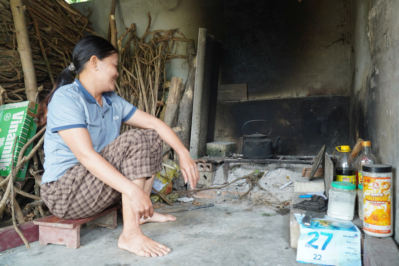 Bà Lê Thị Luyến chia sẻ về tình trạng điện yếu khiến không thể sử dụng nồi cơm điện.