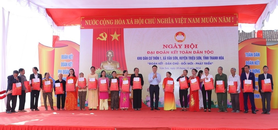 Phó Thủ tướng Chính phủ Lê Thành Long trao quà cho các gia đình có hoàn cảnh khó khăn trên địa bàn xã Vân Sơn