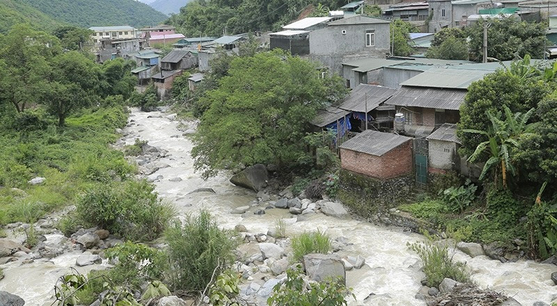 Nhiều hộ dân sinh sống ven bờ suối Poong thấp thỏm lo âu mỗi khi mưa lũ về