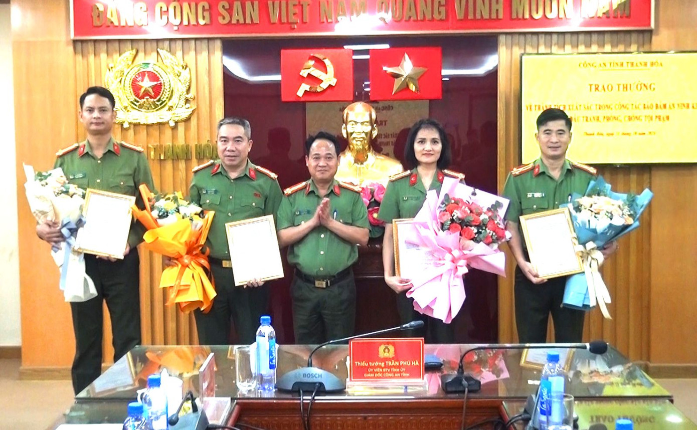 Thừa uỷ quyền của Bộ Công an, Thiếu tướng Trần Phú Hà, Giám đốc Công an tỉnh và Đại tá Lê Ngọc Anh, Phó Giám đốc Công an tỉnh Thanh Hoá trao Thư khen và thưởng nóng cho các đơn vị