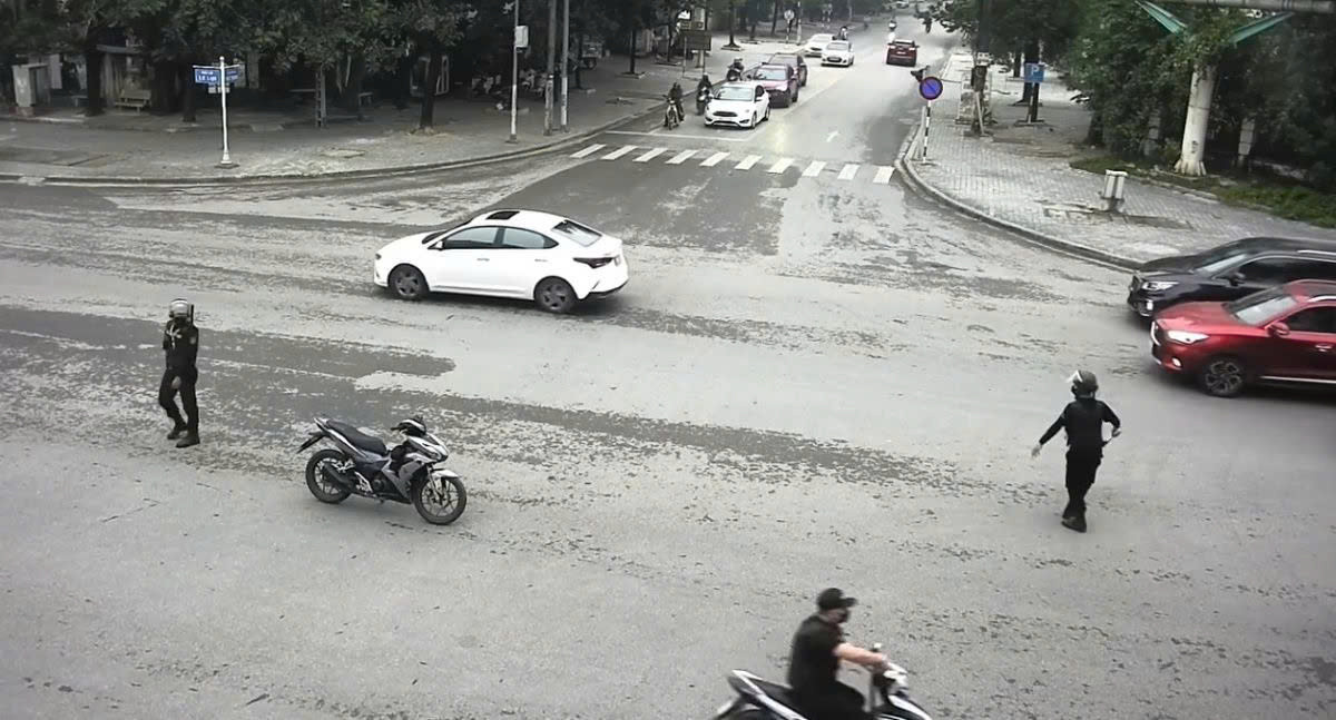 Một nhóm người mặc đồng phục như vệ sỹ điều tiết giao thông trên đường phố thành phố Thanh Hóa để phục vụ xe cưới thông đường