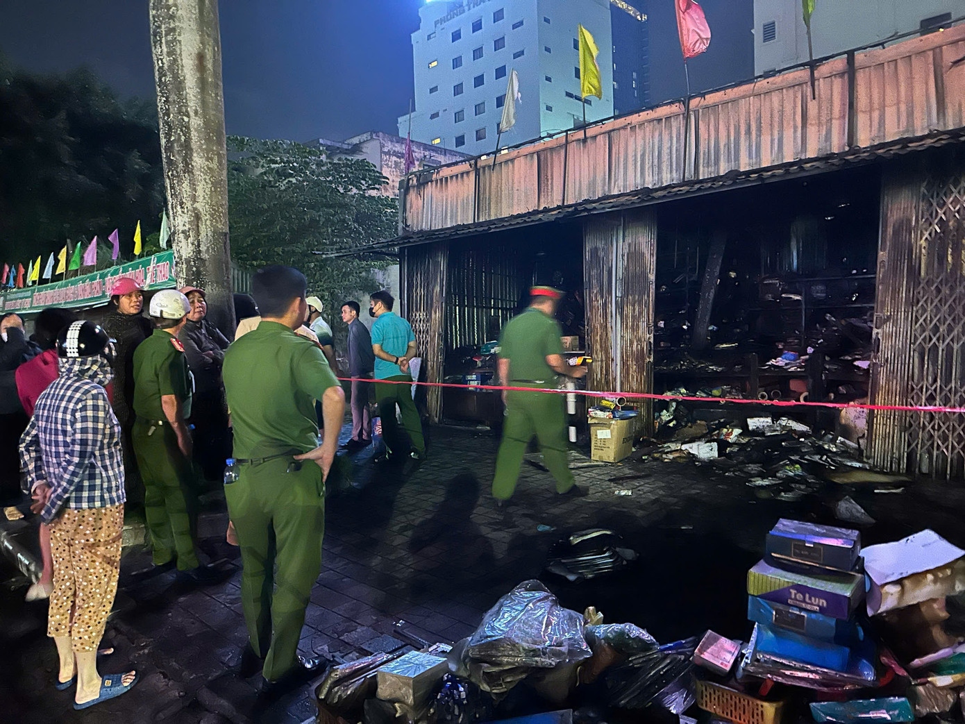 Nhiều tài sản trong các ki ốt bị thiêu rụi. Nhiều tài sản trong các ki ốt bị thiêu rụi.