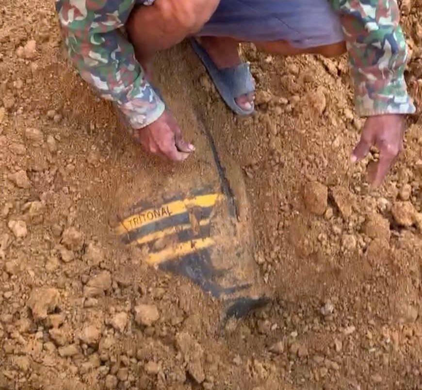 Quả bom vừa được các công nhân phát hiện trong quá trình làm đường giao thông