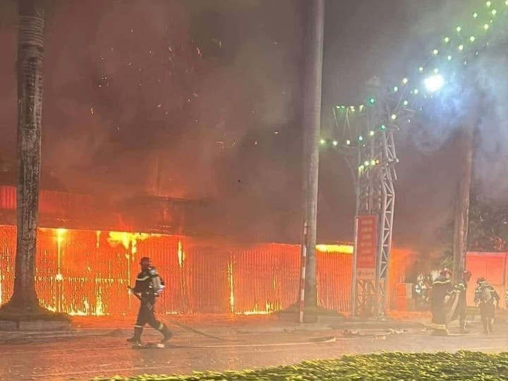 Lửa bốc cháy, lan nhanh. Lửa bốc cháy, lan nhanh.