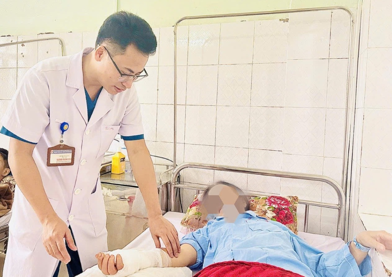 BS.CKII Hoàng Tuấn Long, Phó trưởng Khoa Chỉnh hình - Bỏng, Trưởng kíp phẫu thuật thăm khám cho bệnh nhân.