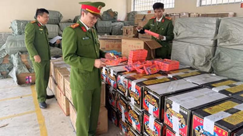 Lực lượng chức năng kiểm tra tang vật Lực lượng chức năng kiểm tra tang vật