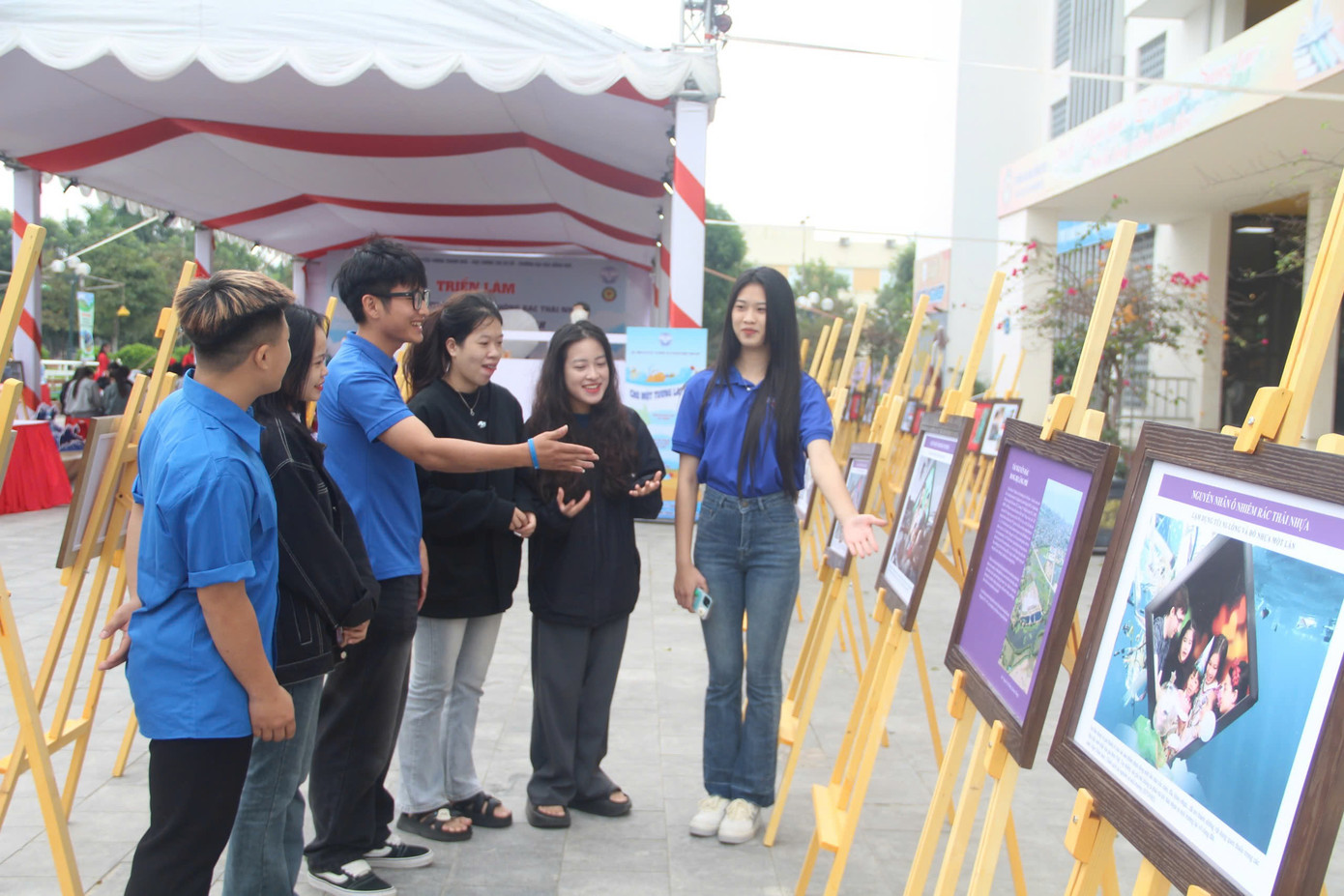 Nhiều bạn trẻ hào hứng với các hoạt động tại triển lãm Nhiều bạn trẻ hào hứng với các hoạt động tại triển lãm
