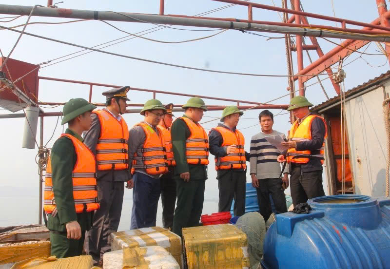 Lực lượng chức năng Thanh Hoá kiểm tra các tàu cá