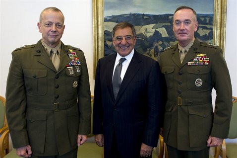 (Từ trái qua): Tướng John Allen,Bộ trưởng Quốc phòng Leon Panetta, Tướng Joseph Dunford 