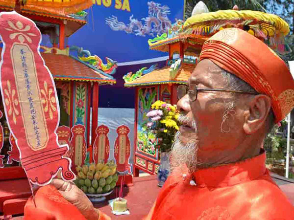 Ông Nguyễn Cậu trước linh vị khắc tên người lính Hoàng Sa 