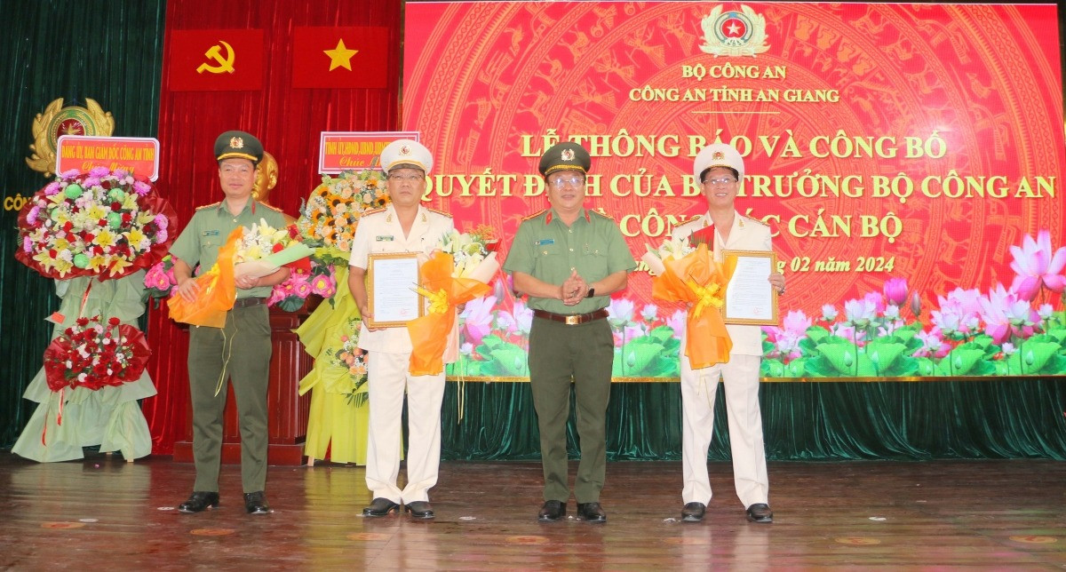 Đại tá Lâm Phước Nguyên - Giám đốc Công an tỉnh An Giang, chúc mừng các đồng chí được điều động và bổ nhiệm. Ảnh: VOV.