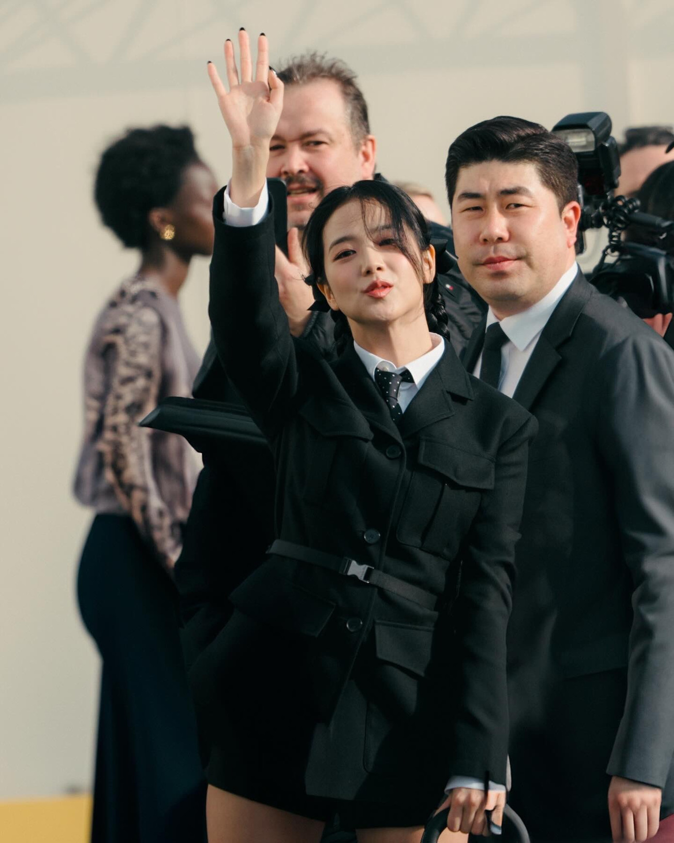 Suốt sự kiện, Jisoo luôn giữ nụ cười tươi tắn trên môi, cũng như tích cực tương tác với người hâm mộ. Thái độ thân thiện giúp cô chinh phục thêm nhiều người hâm mộ quốc tế.