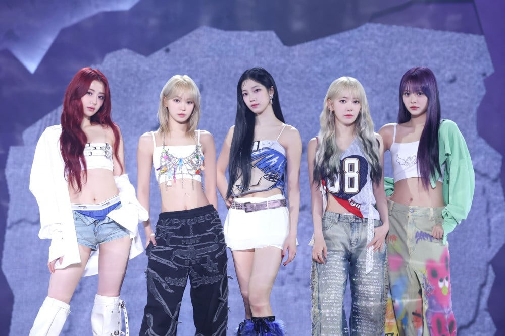 LE SSERAFIM trong buổi ra mắt mini-album Easy. LE SSERAFIM trong buổi ra mắt mini-album Easy.