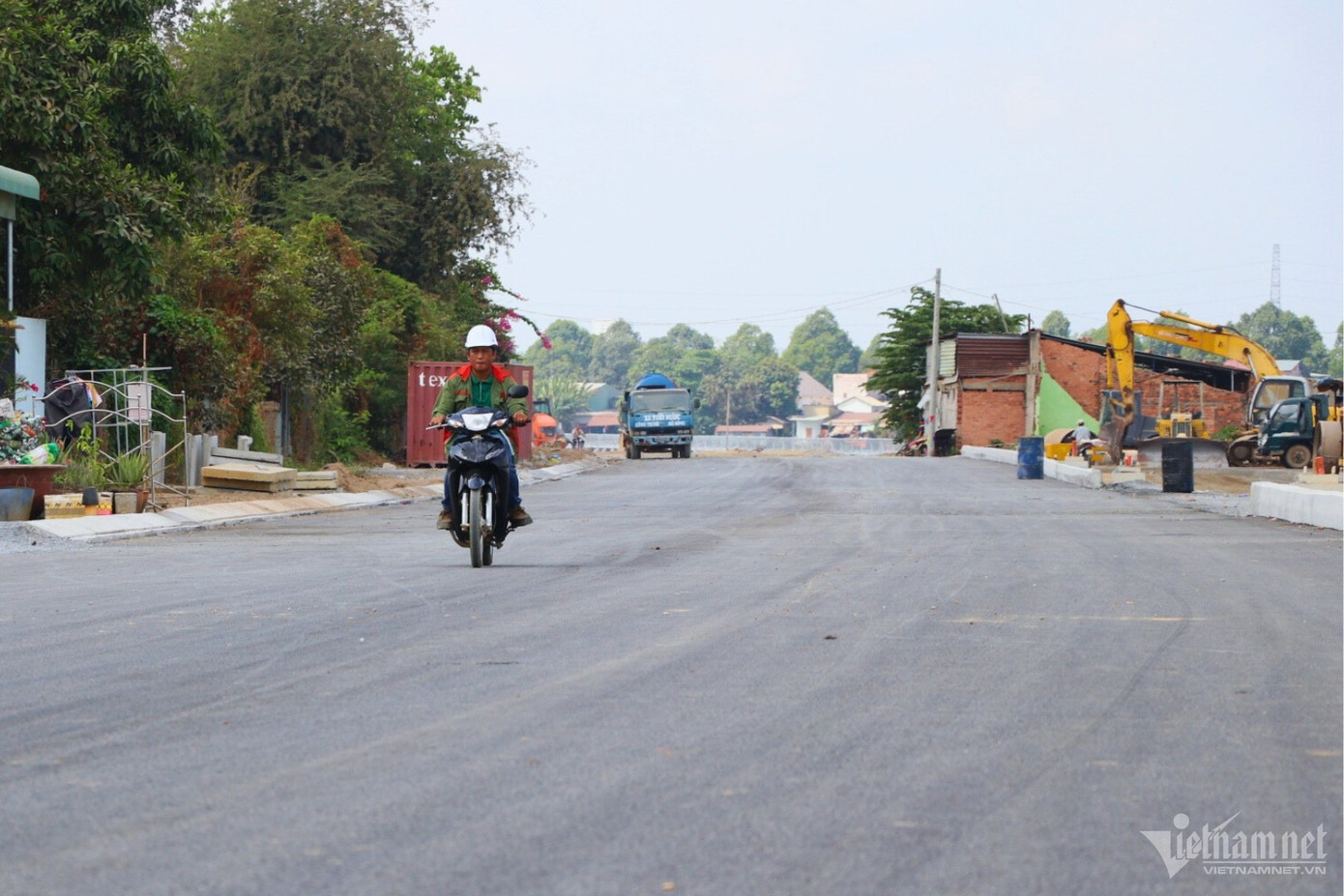 Các công nhân đang hoàn thiện hệ thống điện nước. Các công nhân đang hoàn thiện hệ thống điện nước.