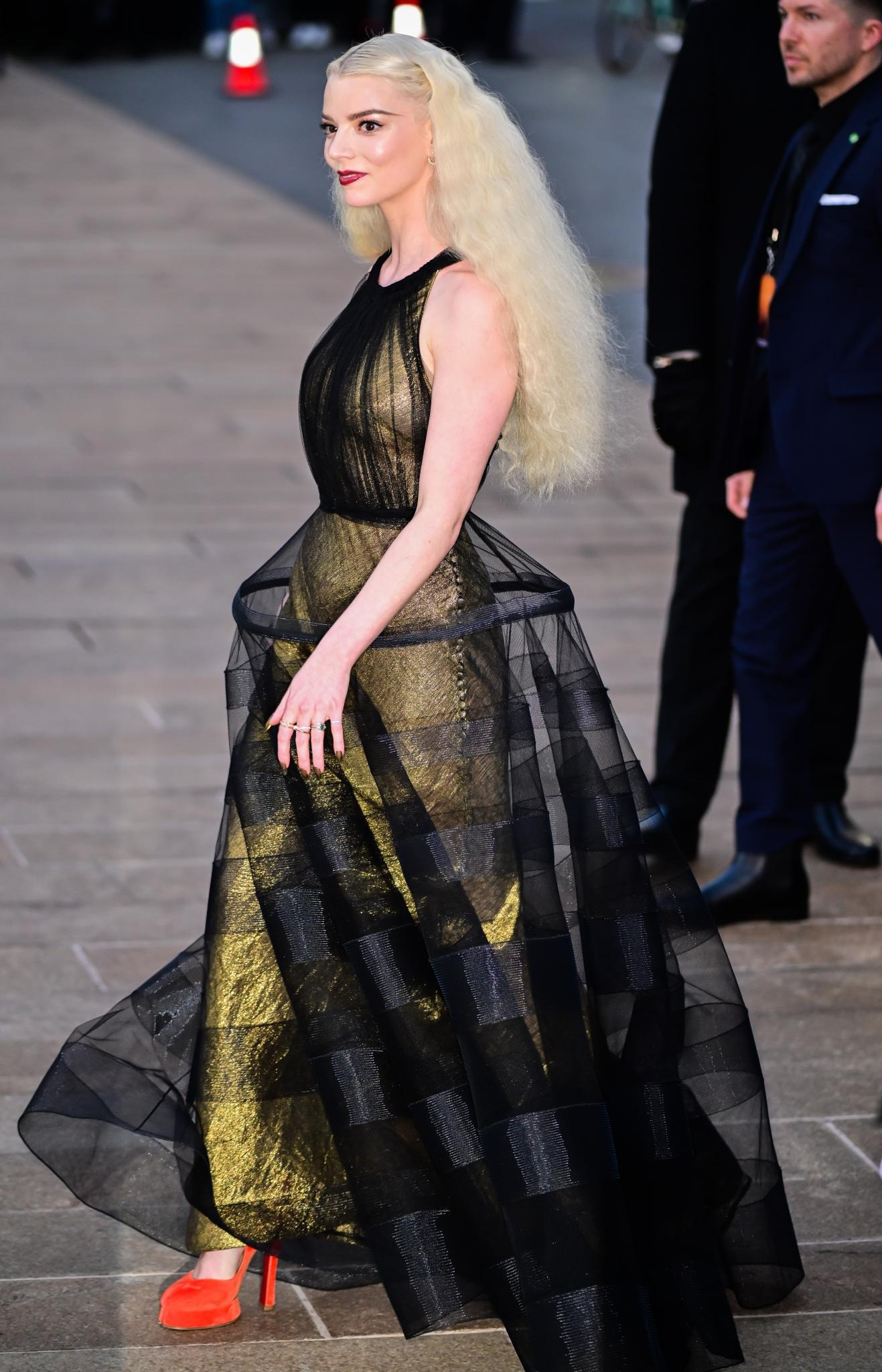 Anya mặc corset để mặc chiếc váy Maison Margiela đẹp hơn nhưng chuyên gia cho rằng không cần thiết phải đăng ảnh hậu trường, vừa vô nghĩa vừa gây hại. Ảnh: GC Images.