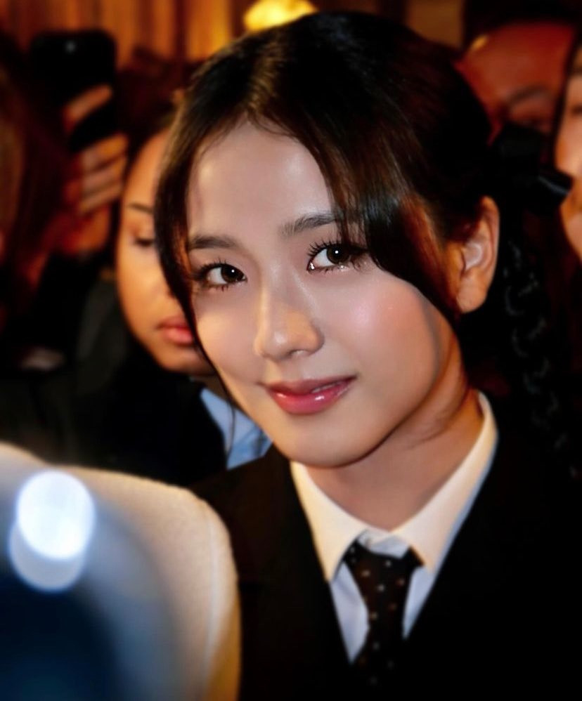 Kiểu trang điểm nhẹ nhàng giúp Jisoo trẻ trung và tươi mới hơn.