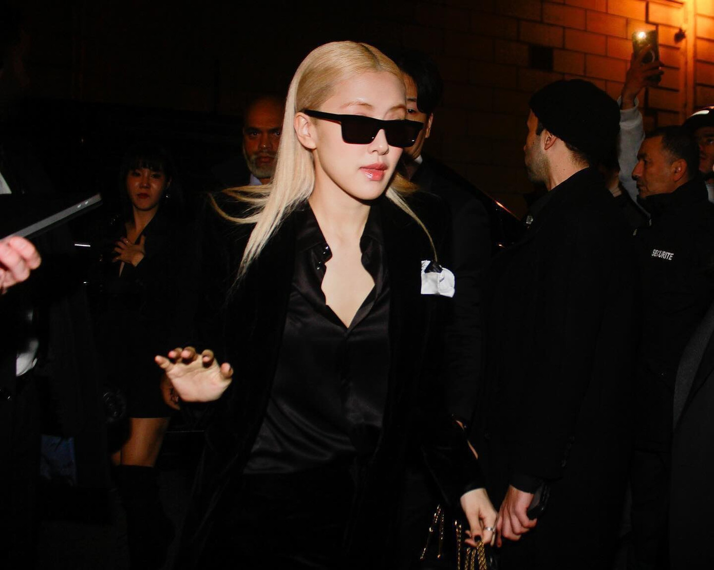 Nhiều người hâm mộ bị "đốn gục" trước diện mạo mới của ngôi sao sinh năm 1997: "CEO Rosé", "Rosé mặc Âu phục. Đó là tất cả những gì tôi cần", "Trời ơi, cô ấy thật ngầu", "Rosé quá xinh đẹp và khí chất"...