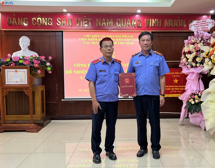 Đồng chí Lê Đức Xuân, KSV VKSND tối cao, Viện trưởng Viện cấp cao 3 trao Quyết định điều động đồng chí Trần Ngọc Đoàn - KSV cao cấp đến công tác tại Viện cấp cao 3. Ảnh: BVPL. Đồng chí Lê Đức Xuân, KSV VKSND tối cao, Viện trưởng Viện cấp cao 3 trao Quyết định điều động đồng chí Trần Ngọc Đoàn - KSV cao cấp đến công tác tại Viện cấp cao 3. Ảnh: BVPL.